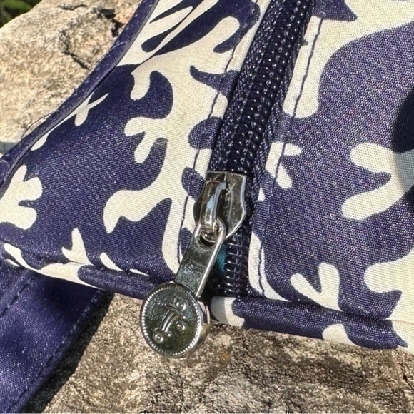 Blue and white monogrammed bag. Initial “L”. - Picture 10 of 15